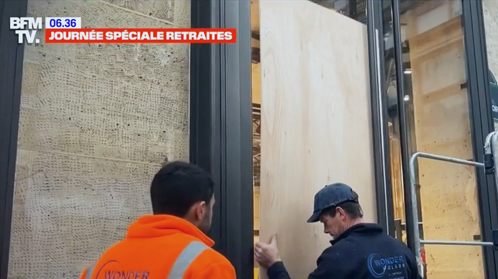 Installation panneaux bois de protection de vitrine - interview BFMTV