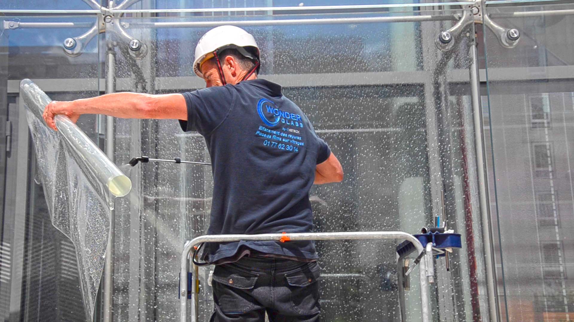 installation du film solaire sécurité sur la Tour Saint-Gobain