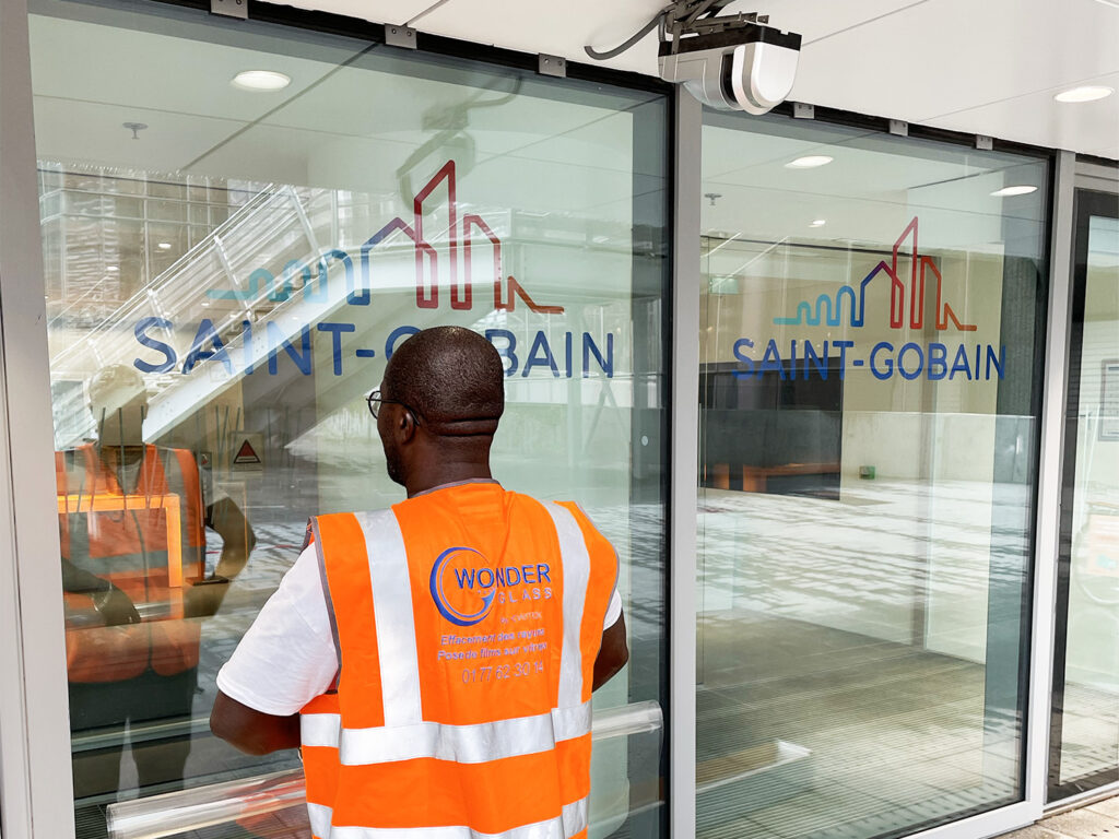 pose de film adhésif -vitrage - SAINT-GOBAIN