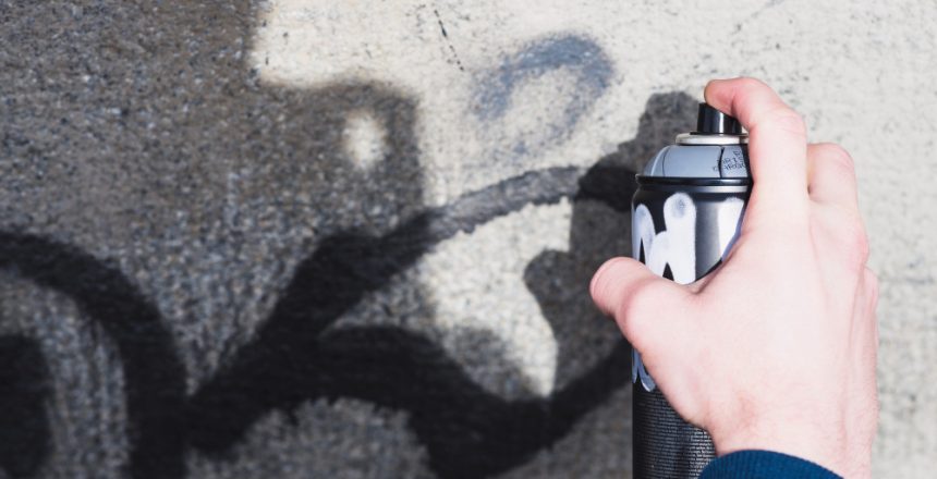 Comment protéger un mur des tags et graffitis