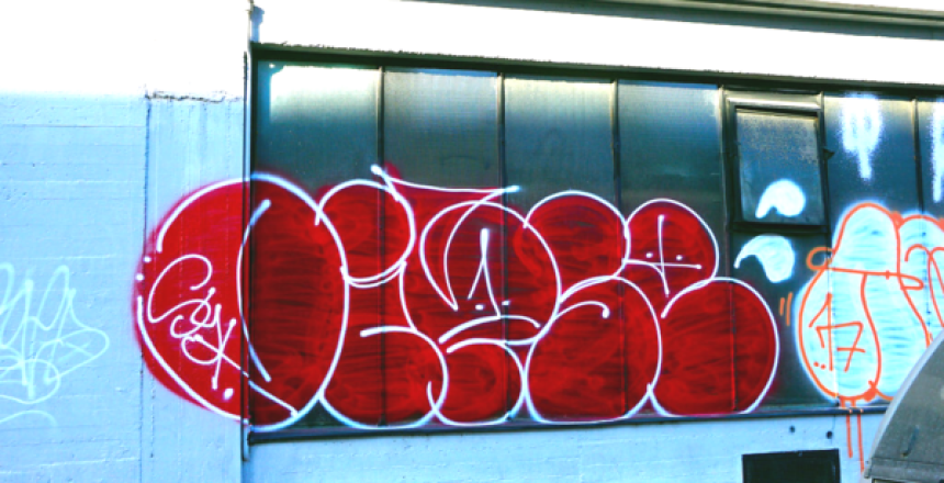 graffiti-sur-vitre-et-mur-faade