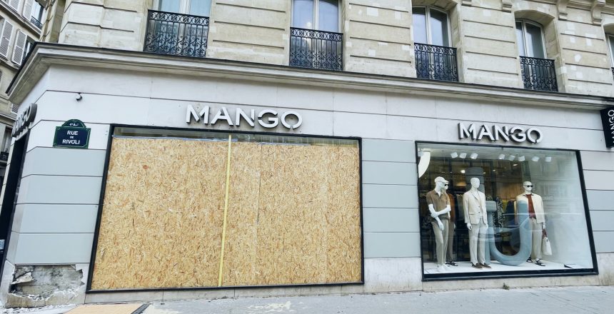 Installation de panneaux en bois - protéger les vitrines