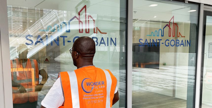 pose de film adhésif -vitrage - SAINT-GOBAIN